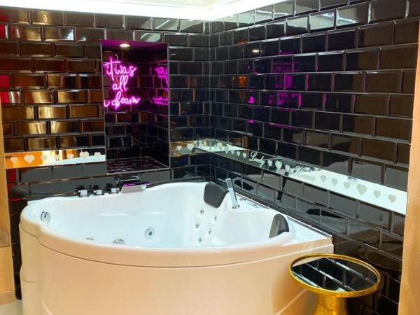 Lovely homes : photo 2 de la chambre chambre lit king-size avec baignoire spa