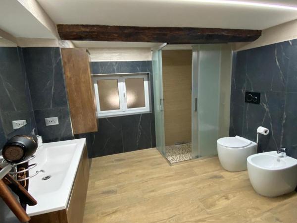 Lovely homes : photo 3 de la chambre chambre lit king-size avec baignoire spa