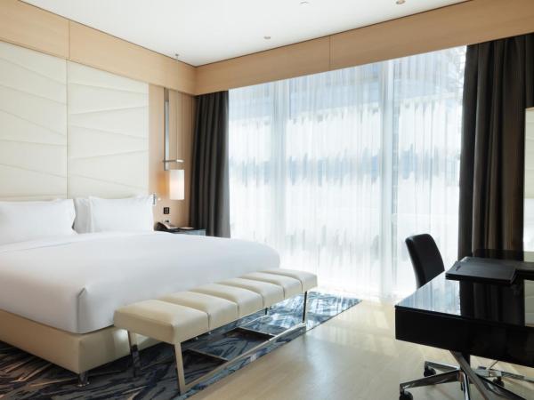 Wyndham Grand Istanbul Levent Hotel & Conference Center : photo 1 de la chambre suite familiale 2 chambres avec kitchenette - vue partielle sur mer