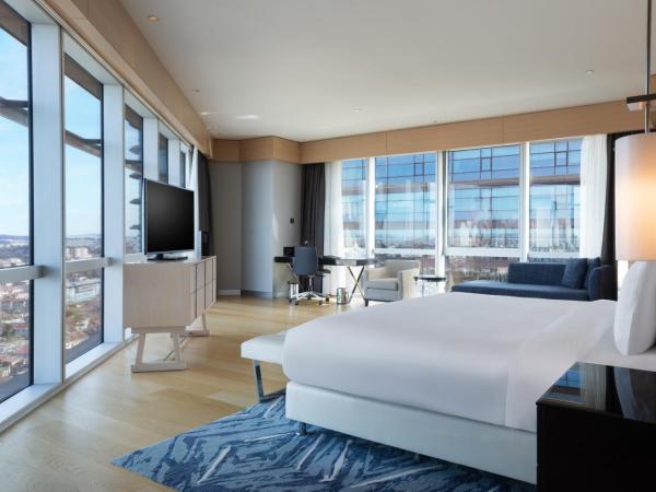 Wyndham Grand Istanbul Levent Hotel & Conference Center : photo 1 de la chambre suite d’angle lit king-size - vue sur ville