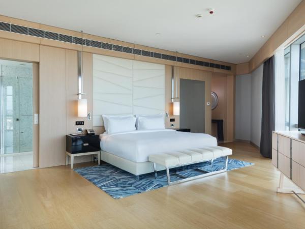 Wyndham Grand Istanbul Levent Hotel & Conference Center : photo 2 de la chambre suite d’angle lit king-size - vue sur ville