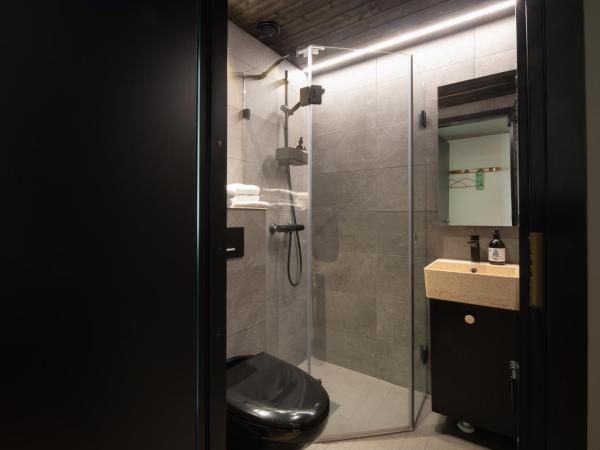 Haltia Lake Lodge nature boutique hotel & glamping : photo 7 de la chambre lodge avec lits jumeaux