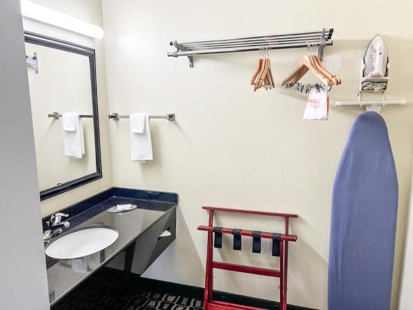 Quality Inn Airport - Cruise Port : photo 3 de la chambre chambre double avec 2 lits doubles - non-fumeurs