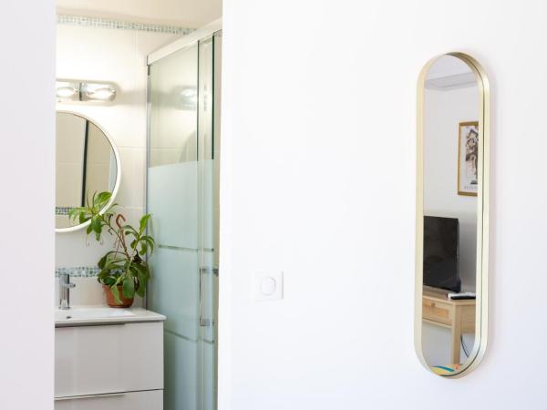 - MINOR SWING appartement- Casa Monica maison d'hôte : photo 3 de la chambre chambre lit queen-size - vue sur jardin