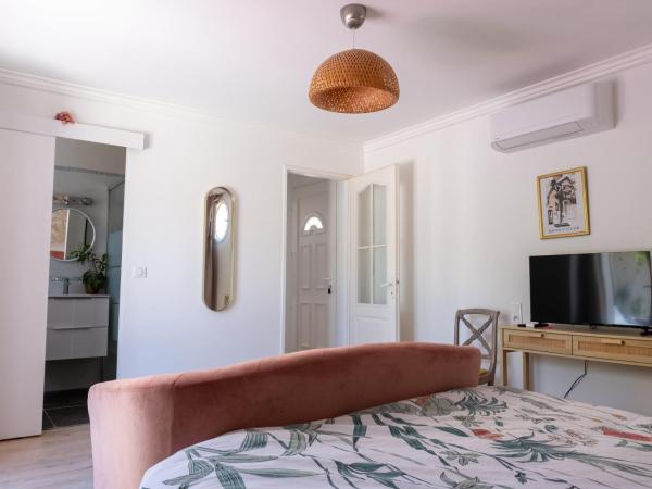 - MINOR SWING appartement- Casa Monica maison d'hôte : photo 6 de la chambre chambre lit queen-size - vue sur jardin