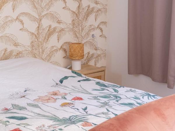 - MINOR SWING appartement- Casa Monica maison d'hôte : photo 7 de la chambre chambre lit queen-size - vue sur jardin