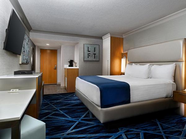 The STRAT Hotel, Casino & Tower : photo 3 de la chambre hébergement elevate lit king-size - récemment rénové