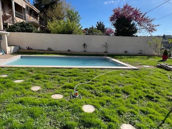 Maisonnette récente avec piscine : photo 3 de la chambre chambre double - vue sur piscine