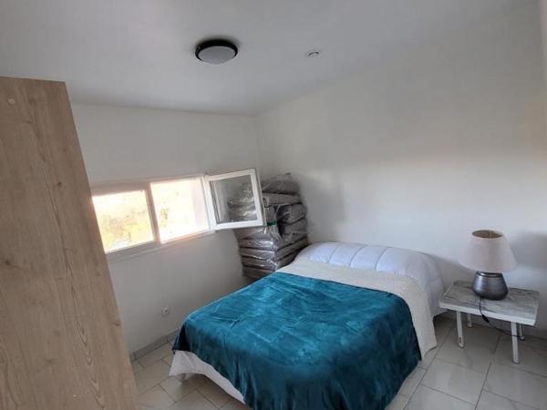 Maisonnette récente avec piscine : photo 1 de la chambre chambre double - vue sur piscine