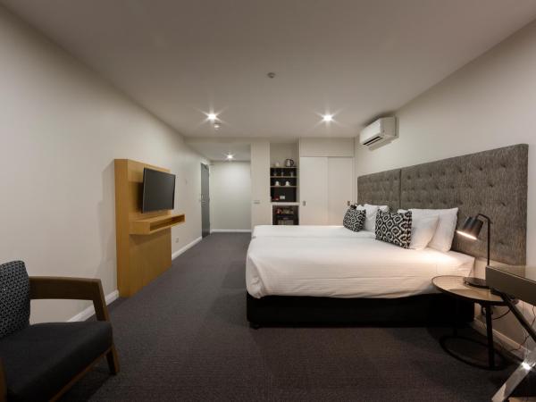 Avenue Hotel Canberra : photo 2 de la chambre chambre lit king-size supérieure avec balcon