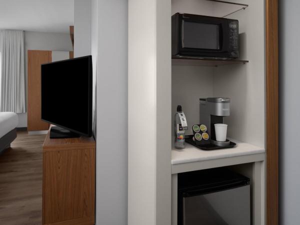 SpringHill Suites Houston Intercontinental Airport : photo 8 de la chambre studio lit king-size deluxe avec canapé-lit