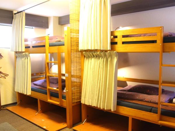 K's House Tokyo Oasis - Quality Hostel in Asakusa : photo 4 de la chambre lit superposé avec rideau dans dortoir mixte de 4 lits