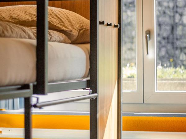 Eiger Lodge Easy : photo 2 de la chambre lit simple dans dortoir mixte avec salle de bains commune 