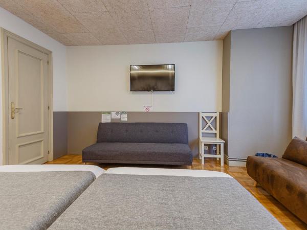 Hostal Rodas Pamplona : photo 3 de la chambre chambre familiale