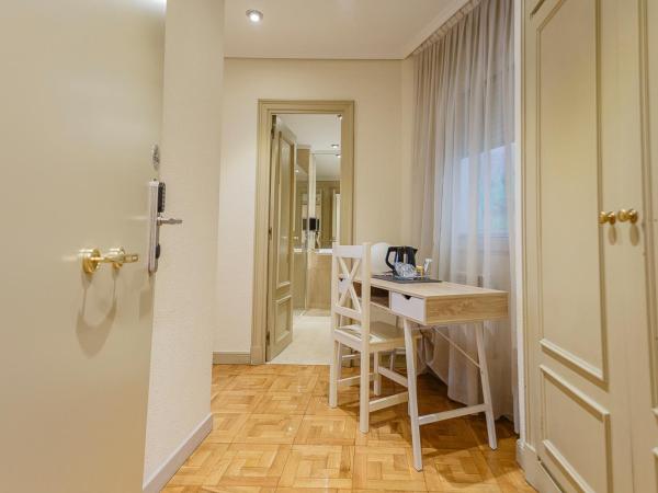 Hostal Rodas Pamplona : photo 5 de la chambre chambre familiale