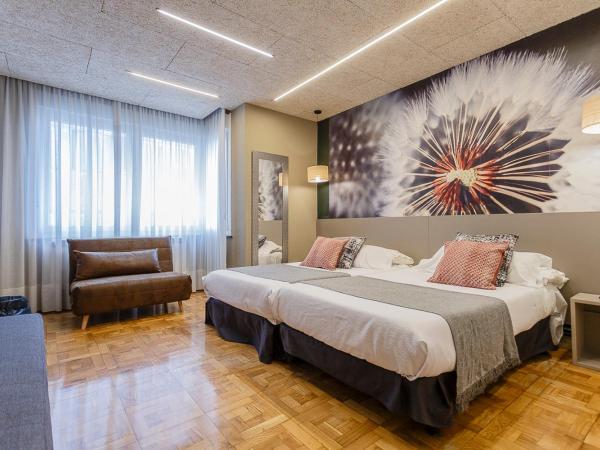 Hostal Rodas Pamplona : photo 6 de la chambre chambre familiale