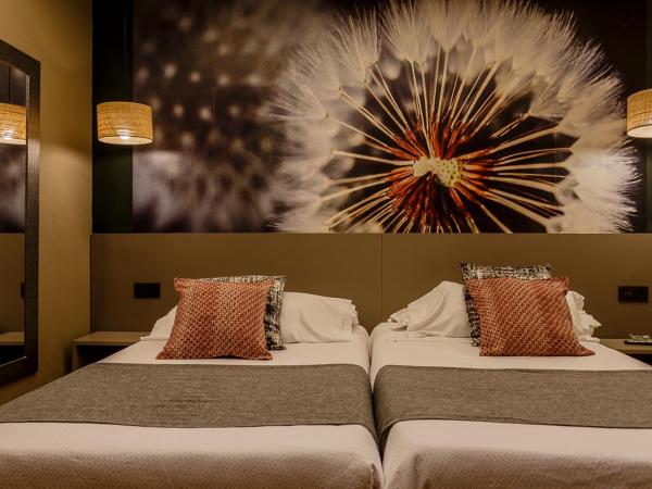 Hostal Rodas Pamplona : photo 2 de la chambre chambre familiale