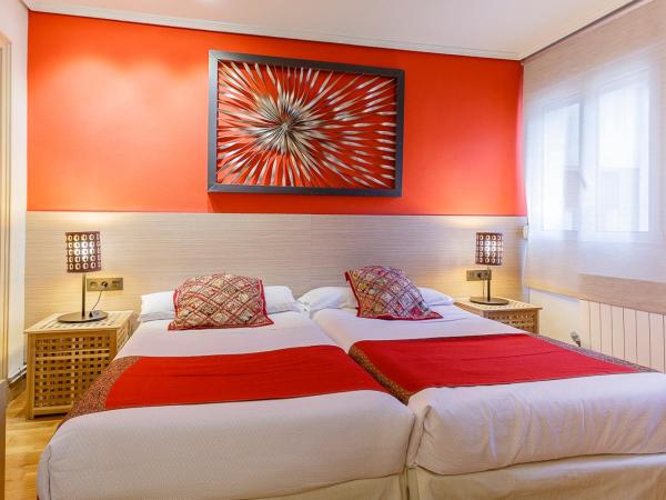 Hostal Rodas Pamplona : photo 4 de la chambre chambre lits jumeaux