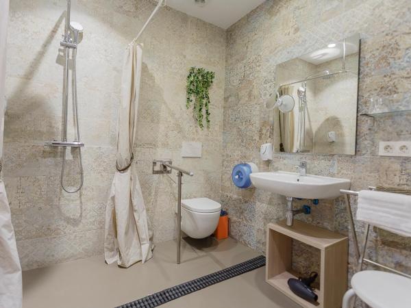 Hostal Rodas Pamplona : photo 5 de la chambre chambre familiale supérieure