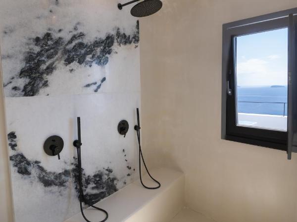 IKIES Santorini : photo 10 de la chambre suite the shipbuilder avec bain à remous - vue sur caldera 
