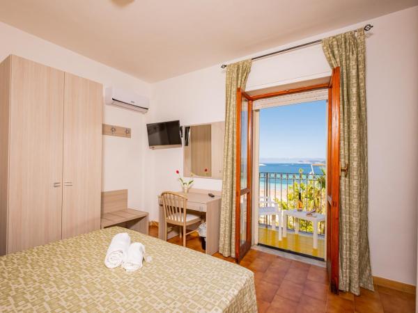 Hotel Il Gabbiano : photo 6 de la chambre chambre double avec balcon - vue directe sur mer