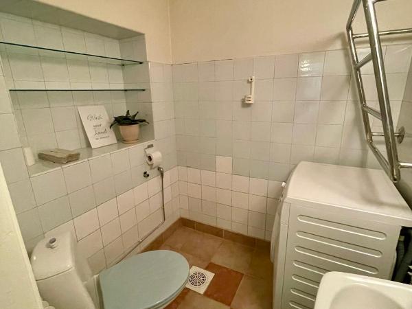 B&B Retro - Guesthouse Kupittaa : photo 6 de la chambre chambre lits jumeaux avec salle de bains commune