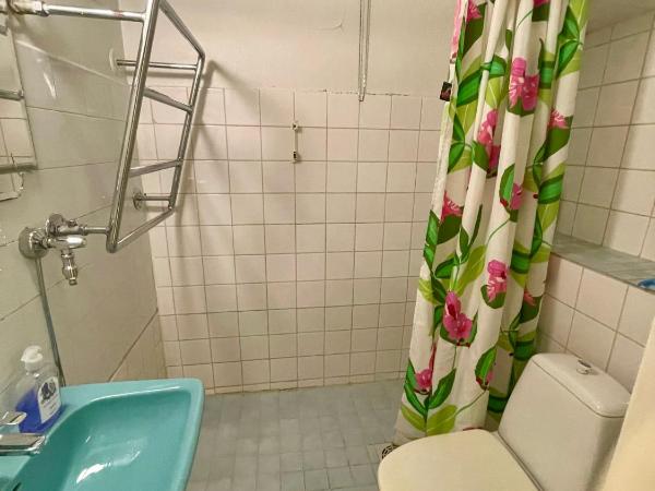 B&B Retro - Guesthouse Kupittaa : photo 8 de la chambre chambre lits jumeaux avec salle de bains commune