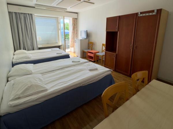 B&B Retro - Guesthouse Kupittaa : photo 2 de la chambre chambre quadruple avec salle de bains commune