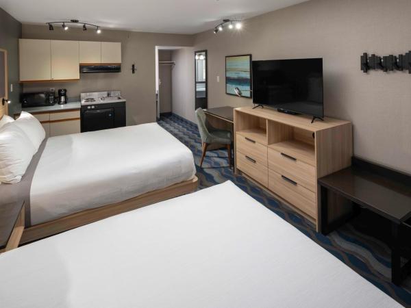 Accent Inns Kelowna : photo 2 de la chambre hébergement 2 lits queen-size avec kitchenette
