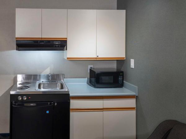 Accent Inns Kelowna : photo 9 de la chambre hébergement 2 lits queen-size avec kitchenette