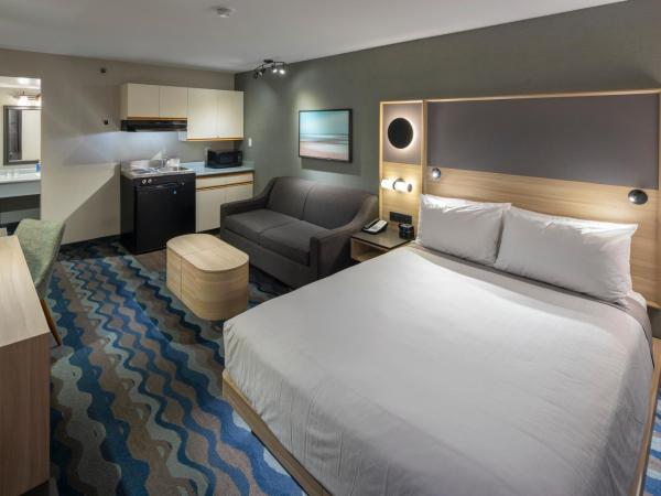 Accent Inns Kamloops : photo 1 de la chambre cuisinette lit queen-size