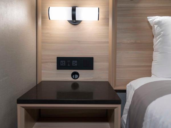 Accent Inns Victoria : photo 5 de la chambre hébergement lit queen-size avec kitchenette