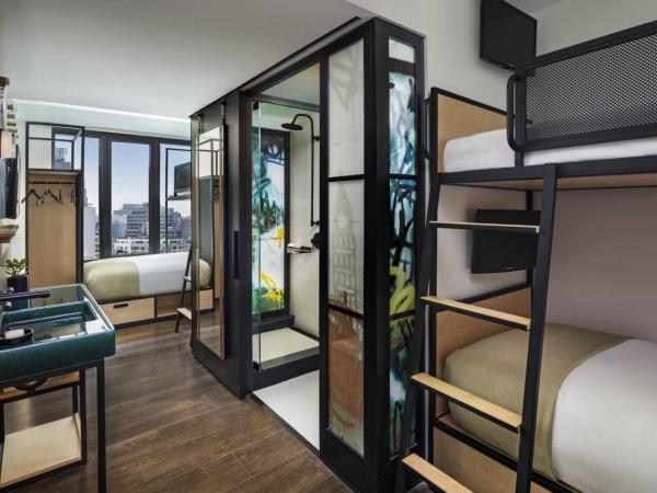 Moxy NYC East Village : photo 1 de la chambre chambre 4 lits jumeaux/simples superposés