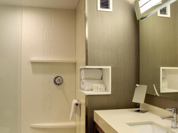 Courtyard by Marriott Columbus OSU : photo 2 de la chambre chambre lit king-size avec canapé-lit