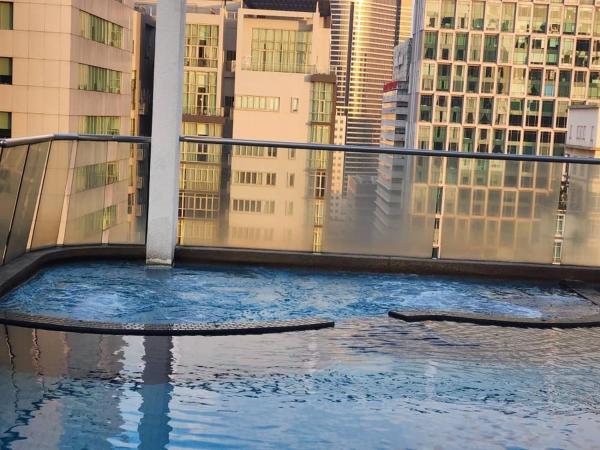 parkview serviced apartment : photo 2 de la chambre apartment with view and balcony