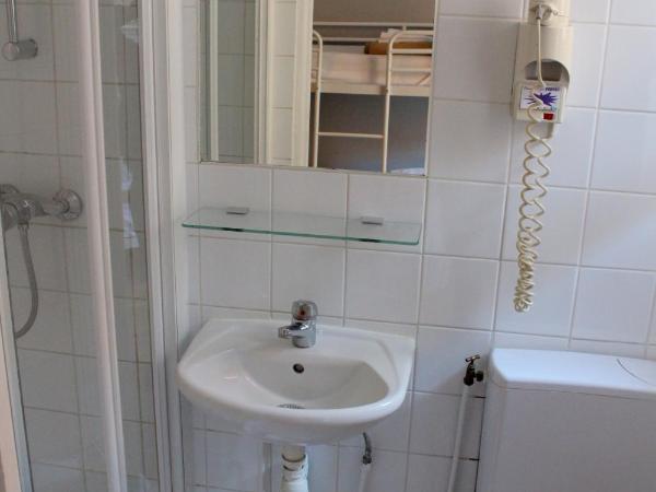 Arty Paris Porte de Versailles by River : photo 5 de la chambre chambre quadruple avec salle de bains privative