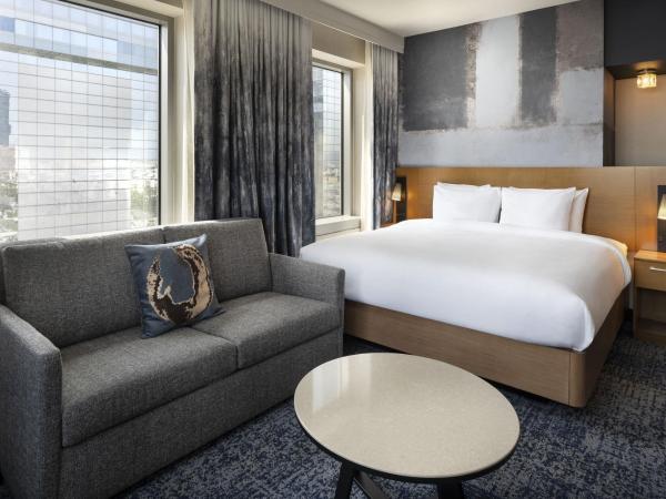 Courtyard by Marriott Los Angeles L.A. LIVE : photo 2 de la chambre chambre lit king-size en angle avec canapé-lit