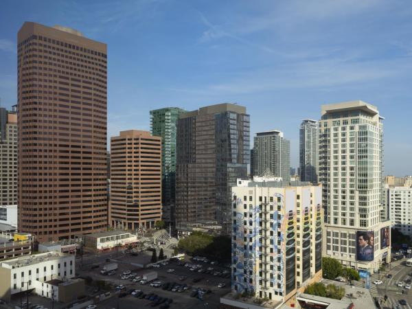 Courtyard by Marriott Los Angeles L.A. LIVE : photo 6 de la chambre chambre lit king-size avec canapé-lit - vue sur ville - Étage supérieur
