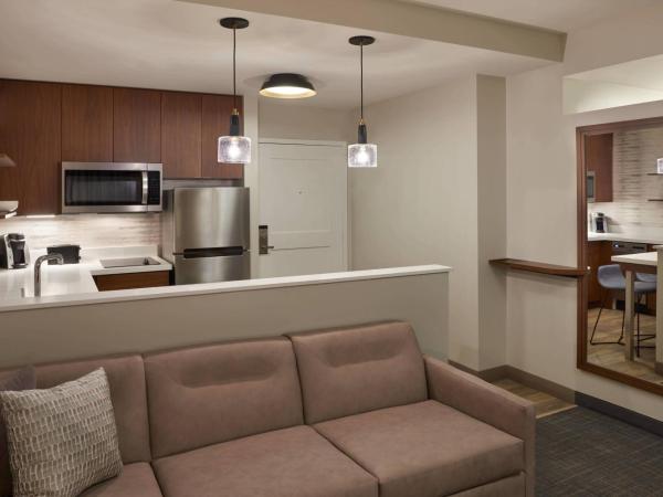 Residence Inn by Marriott Toronto Mississauga Southwest : photo 2 de la chambre studio avec lit king-size et canapé-lit