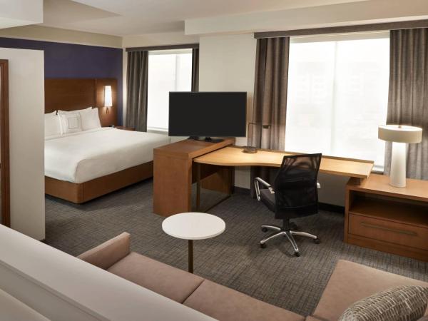 Residence Inn by Marriott Toronto Mississauga Southwest : photo 1 de la chambre studio avec lit king-size et canapé-lit