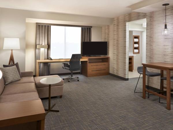 Residence Inn by Marriott Toronto Mississauga Southwest : photo 1 de la chambre suite 1 chambre avec 1 lit king-size et canapé-lit