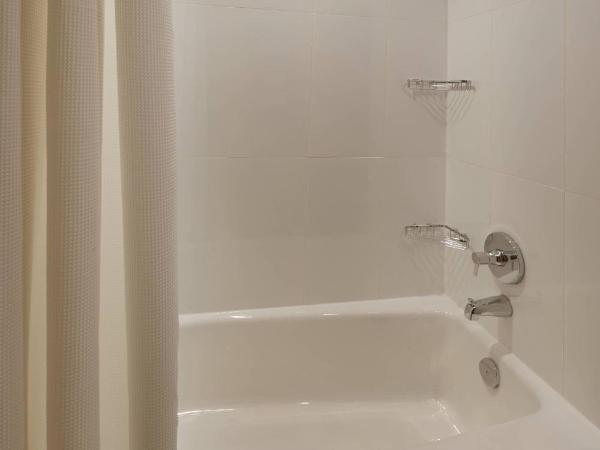 Residence Inn by Marriott Toronto Mississauga Southwest : photo 5 de la chambre suite 1 chambre avec 1 lit king-size et canapé-lit