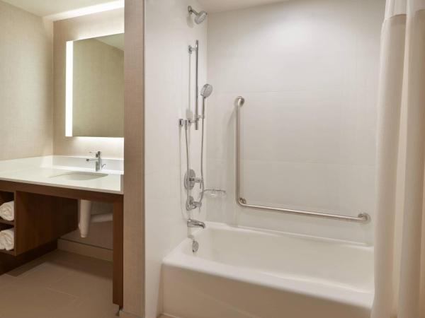 Residence Inn by Marriott Toronto Mississauga Southwest : photo 5 de la chambre studio avec lit king-size et canapé-lit