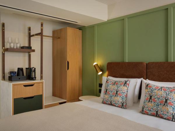 The Reach at Piccadilly, Manchester, a Tribute Portfolio Hotel : photo 3 de la chambre deluxe queen room with double bed and city view