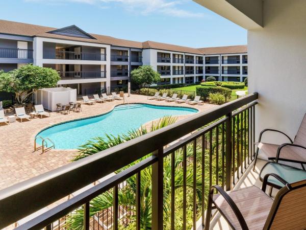 Courtyard by Marriott Orlando Lake Buena Vista at Vista Centre : photo 3 de la chambre chambre avec 2 lits queen-size et balcon - vue sur piscine