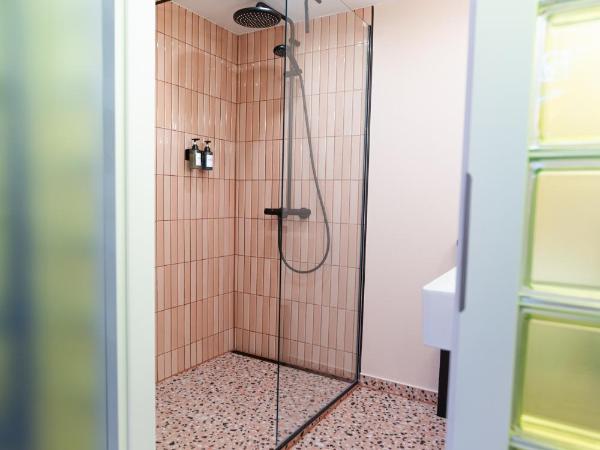 RetroPop Design Apartment , Designerzimmer für je 2 Personen, Top Lage, WIFI : photo 8 de la chambre chambre double deluxe avec douche