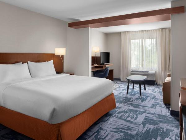 Fairfield Inn & Suites by Marriott Orlando Kissimmee/Celebration : photo 5 de la chambre suite lit king-size avec canapé-lit