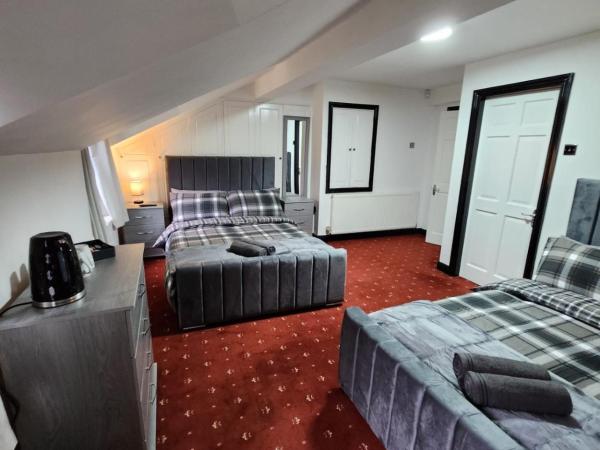 Rainsough Cottage Guest House - Sleeps upto 8 with ensuite - Free Parking & WiFi : photo 1 de la chambre chambre double avec salle de bains privative