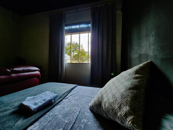 Upspot Kuching Waterfront Premium Hostel : photo 5 de la chambre chambre lit queen-size 