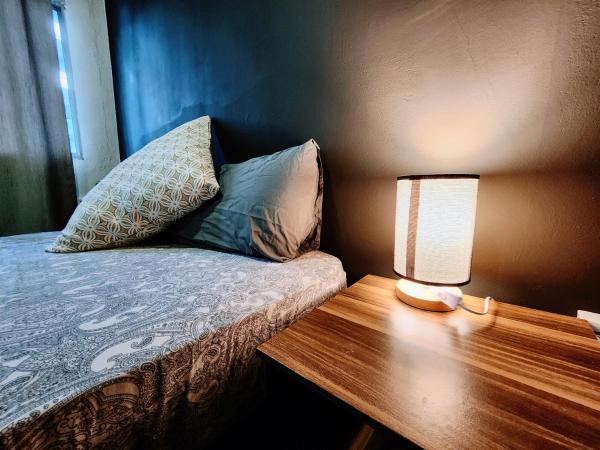 Upspot Kuching Waterfront Premium Hostel : photo 6 de la chambre chambre lit queen-size 